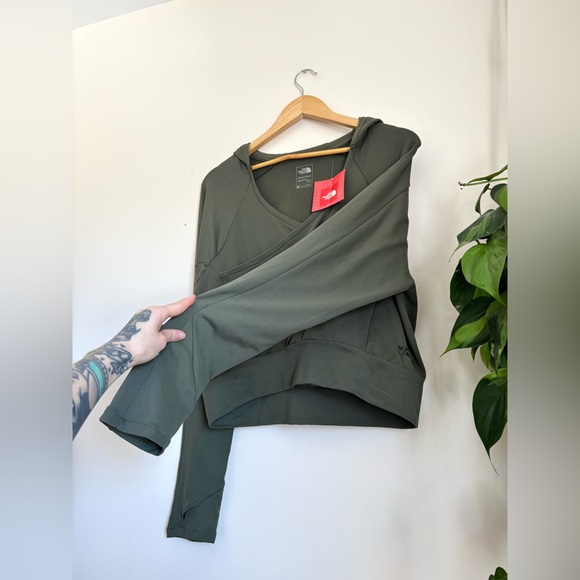 North Face Motivation Wrap Hoodie in Olive - Picture 4 of 8